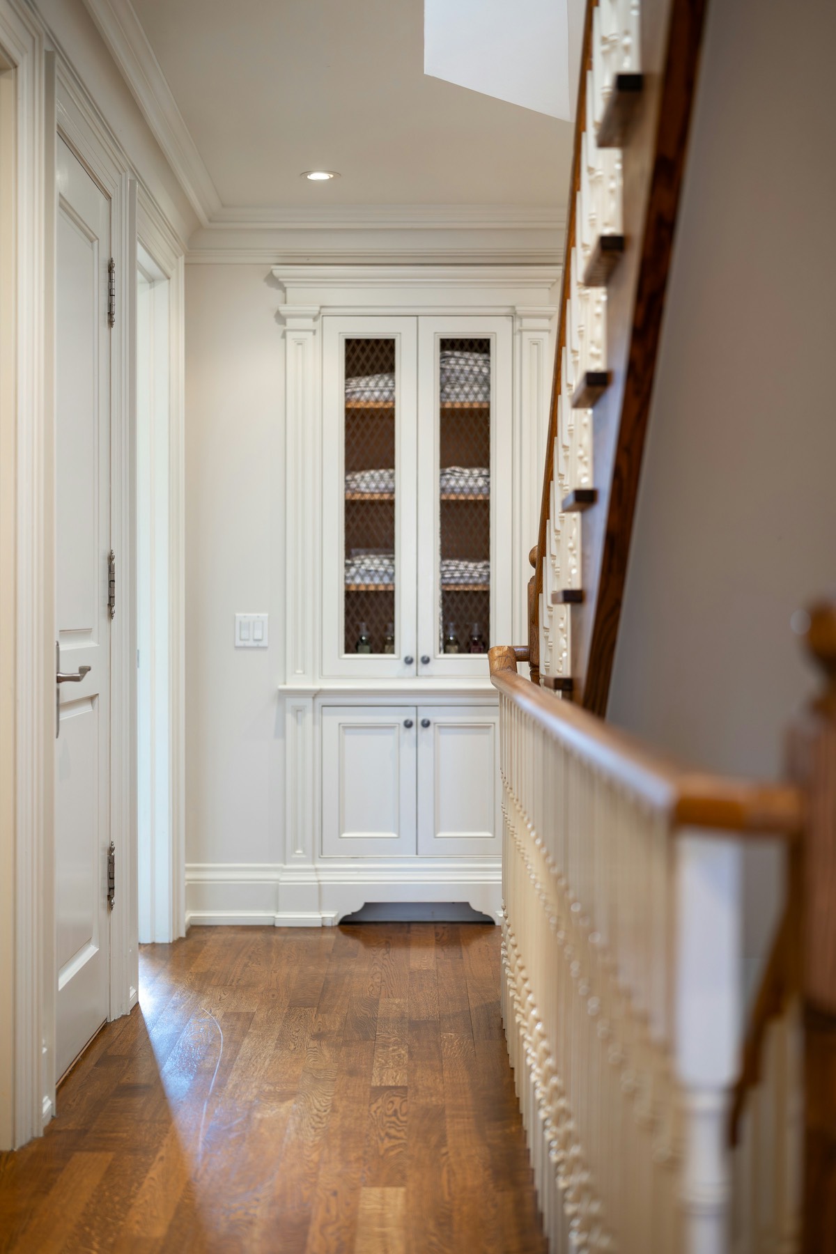 Flur mit Einbauschrank und Holzgeländer in einem älteren Haus