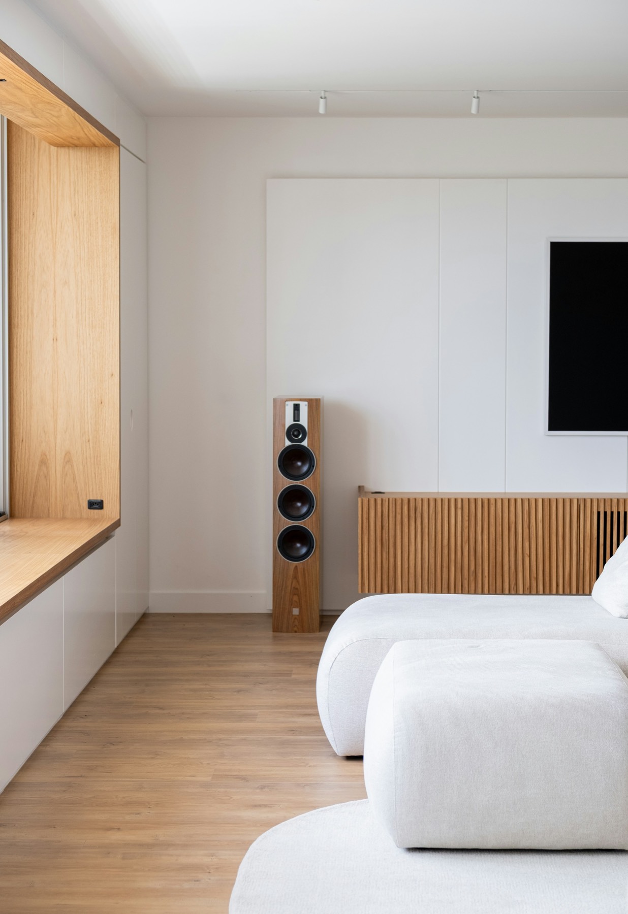 Wohnzimmer mit eingebautem Sitzfenster und Sideboard aus Holz