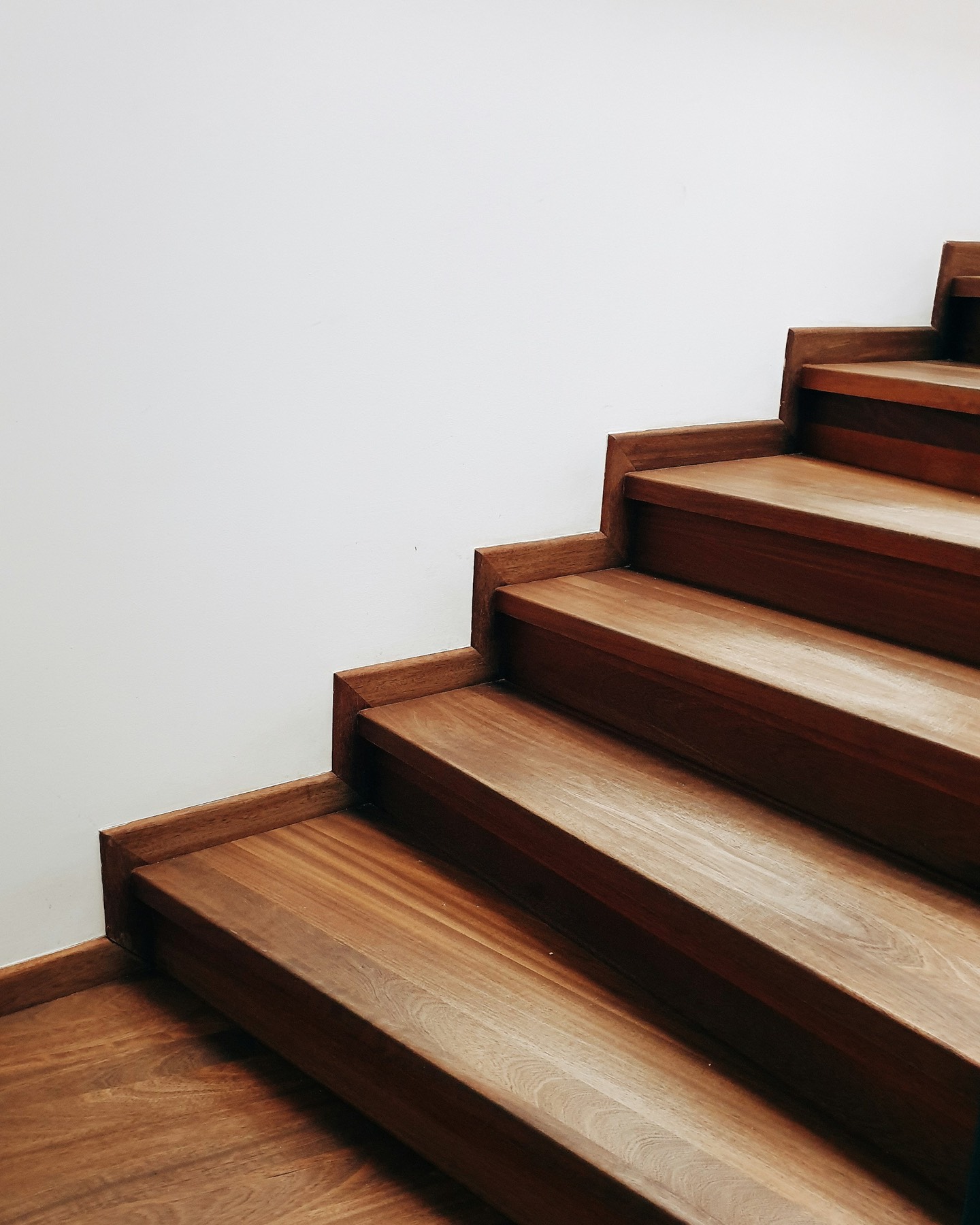 Holztreppe mit massiven Stufen